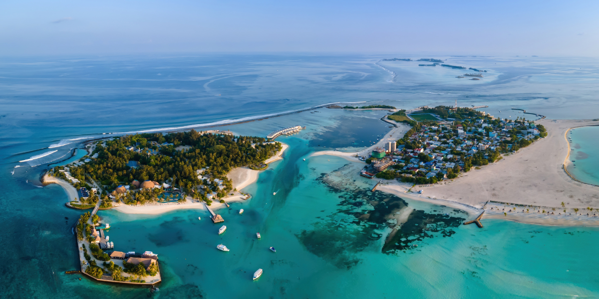 Une vue aérienne des îles de Guraidhoo (à droite) et Kandoomaa Fushi (à gauche), jour 6