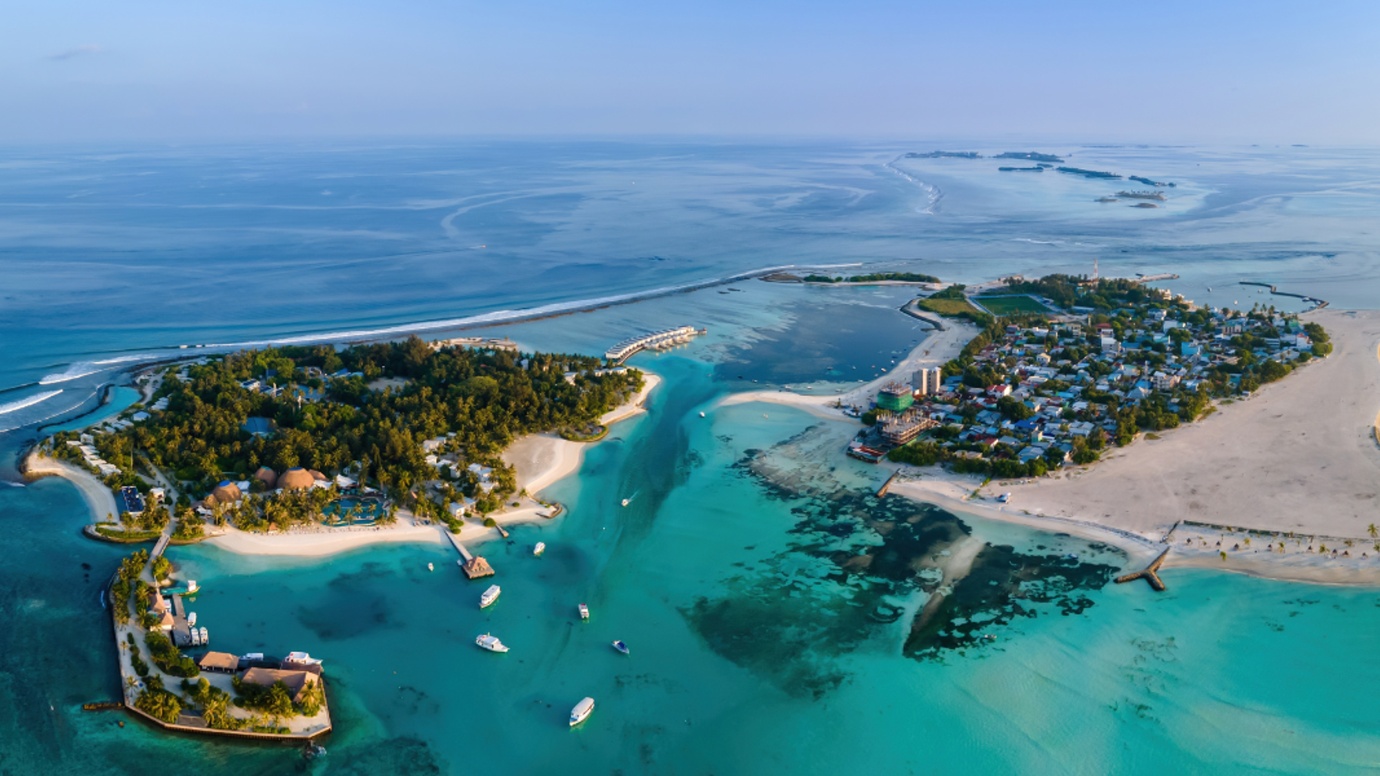 Une vue aérienne des îles de Guraidhoo (à droite) et Kandoomaa Fushi (à gauche), jour 6