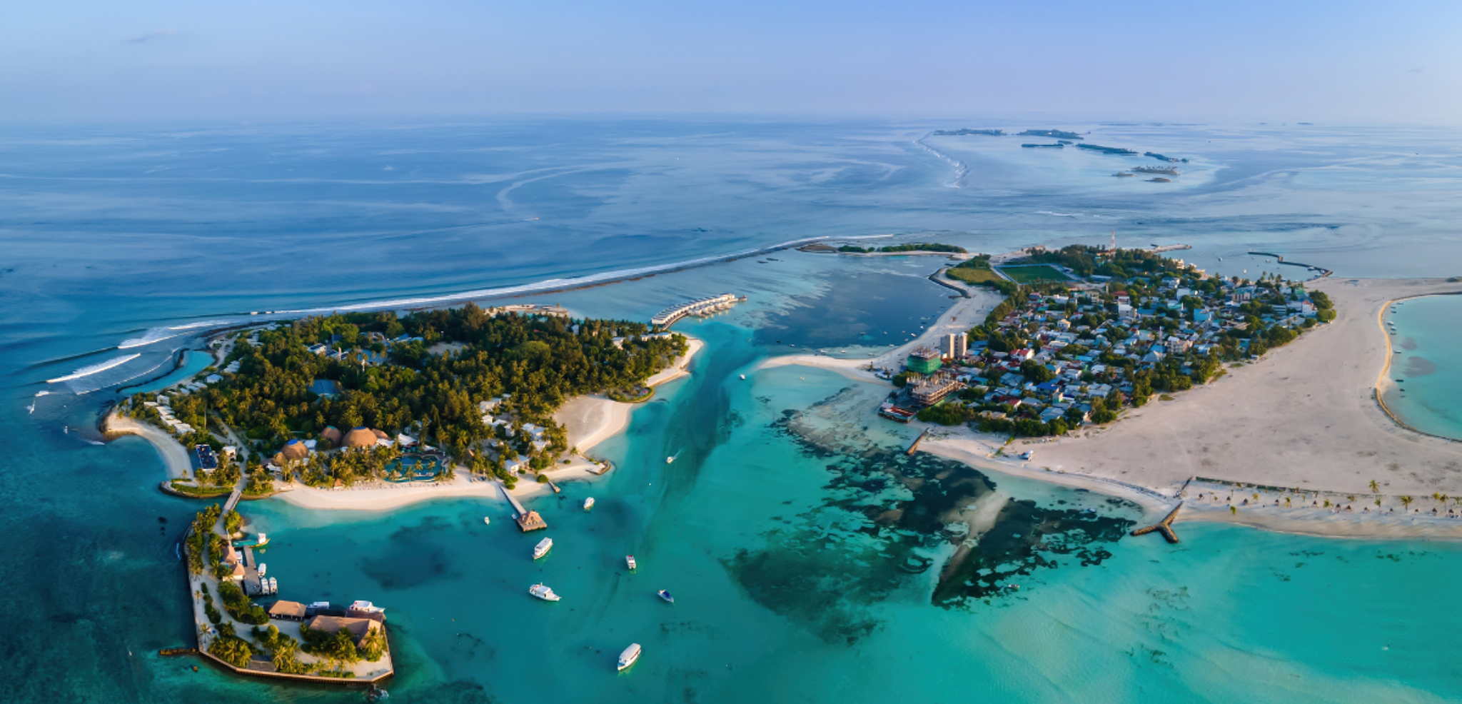 Une vue aérienne des îles de Guraidhoo (à droite) et Kandoomaa Fushi (à gauche), jour 6