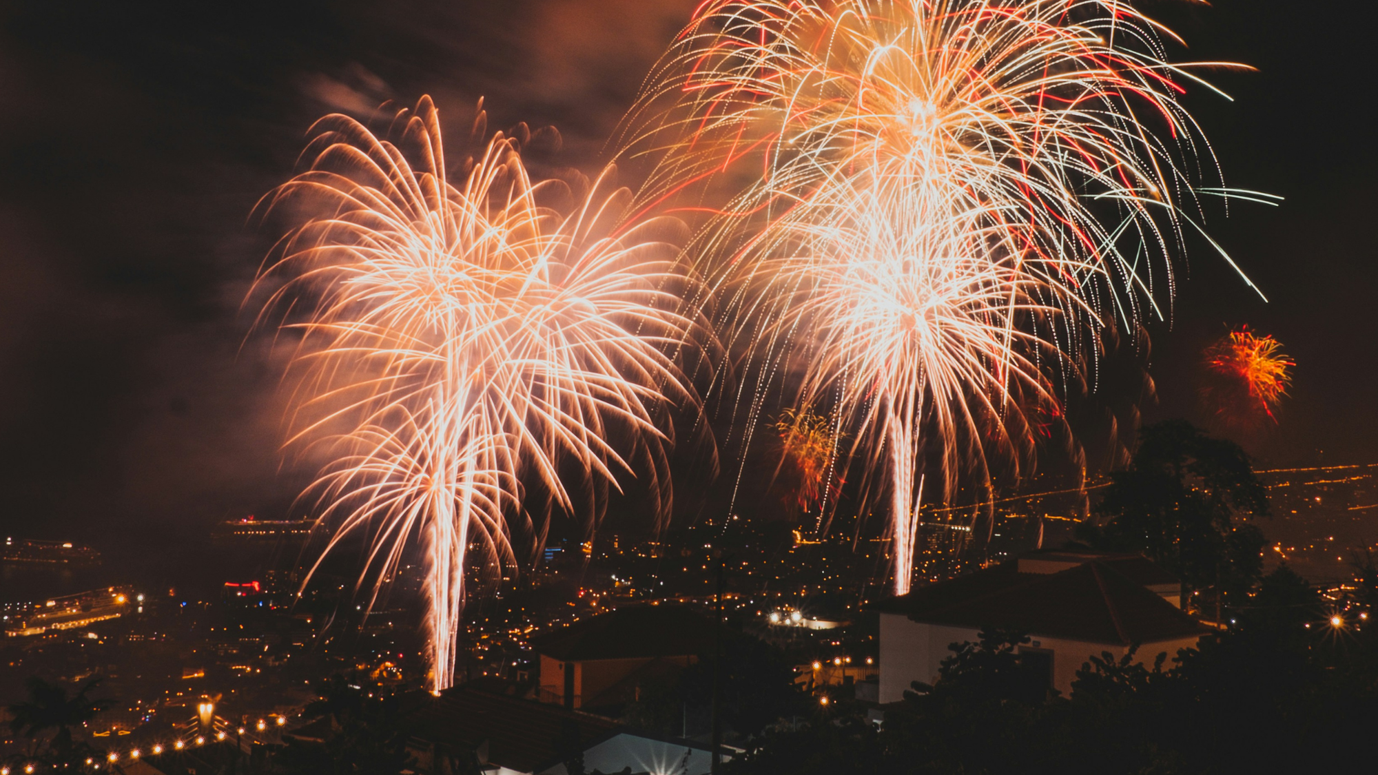 Feux d'artifices sur la baie de Funchal ©Daniele Franchi / Unsplash