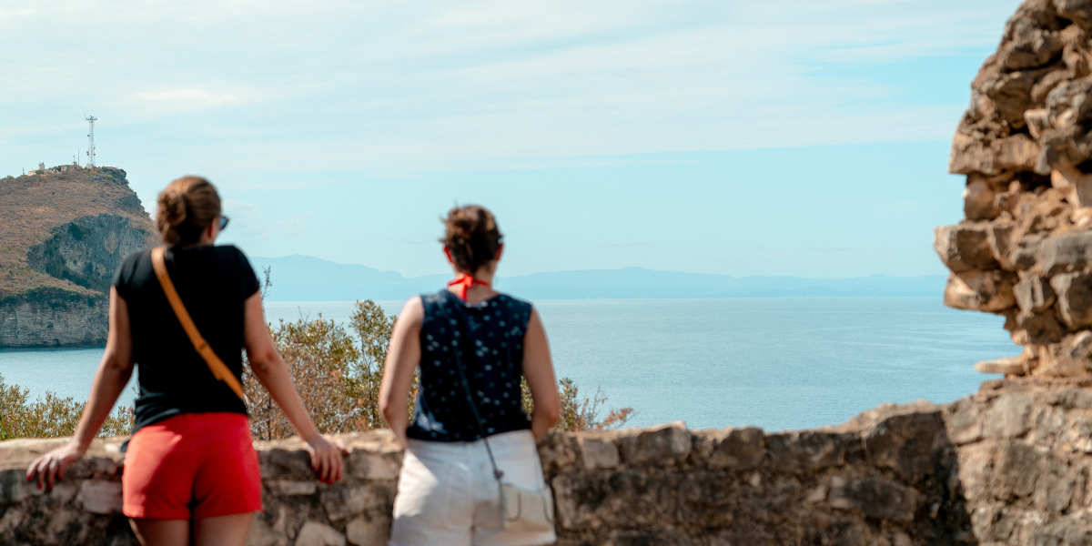 Le regard plongé devant le panorama de la baie de Porto Palermo 