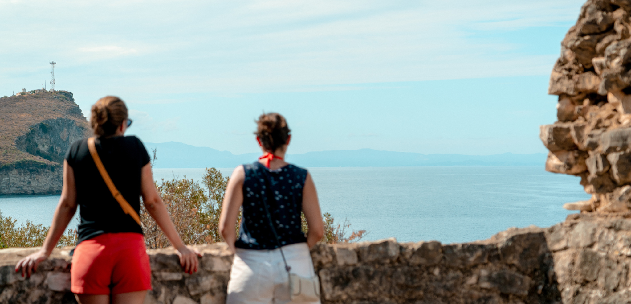 Le regard plongé devant le panorama de la baie de Porto Palermo