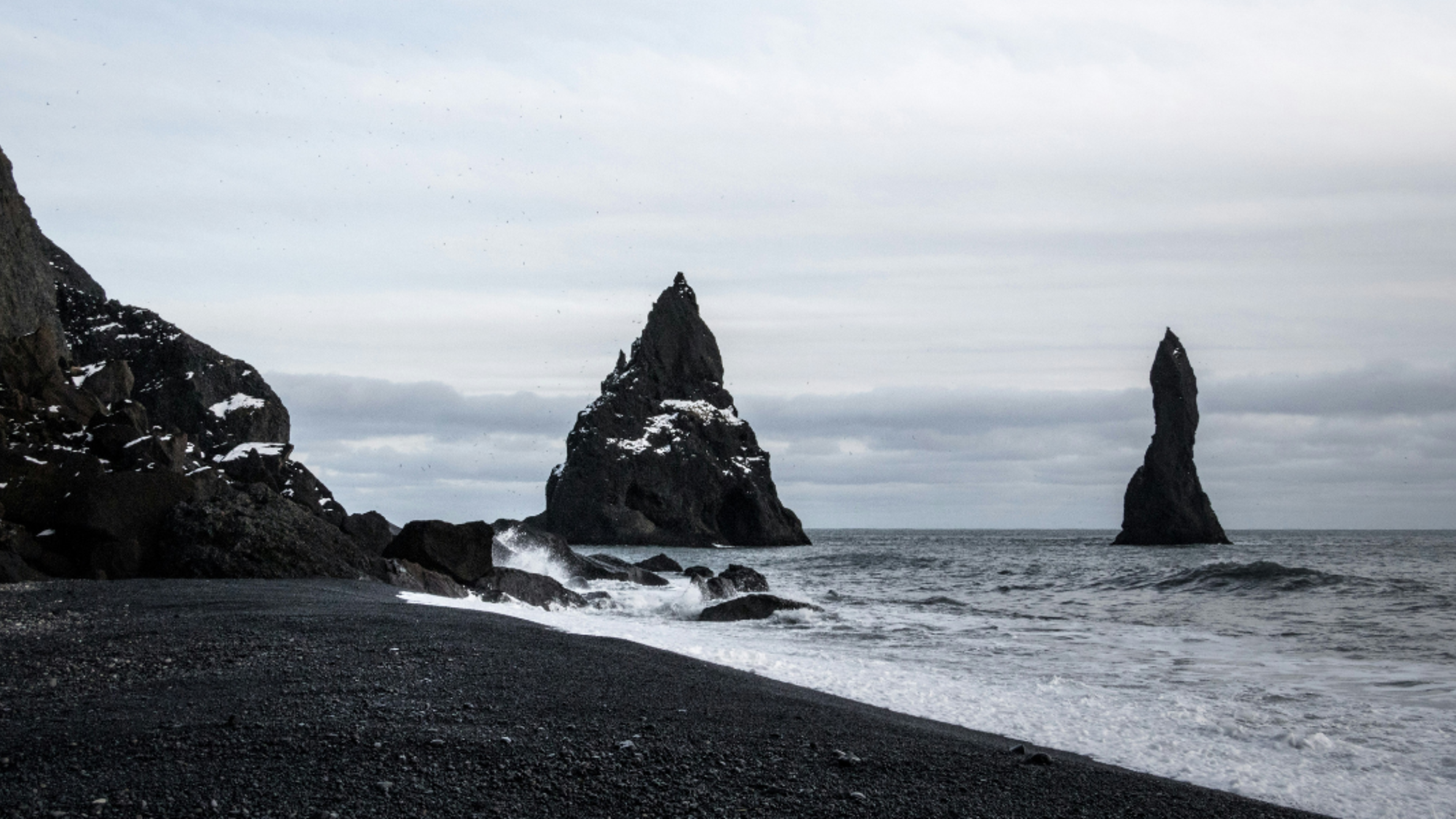 Plage de Reynisfjara, Islande ©Remy Penet / Unsplash