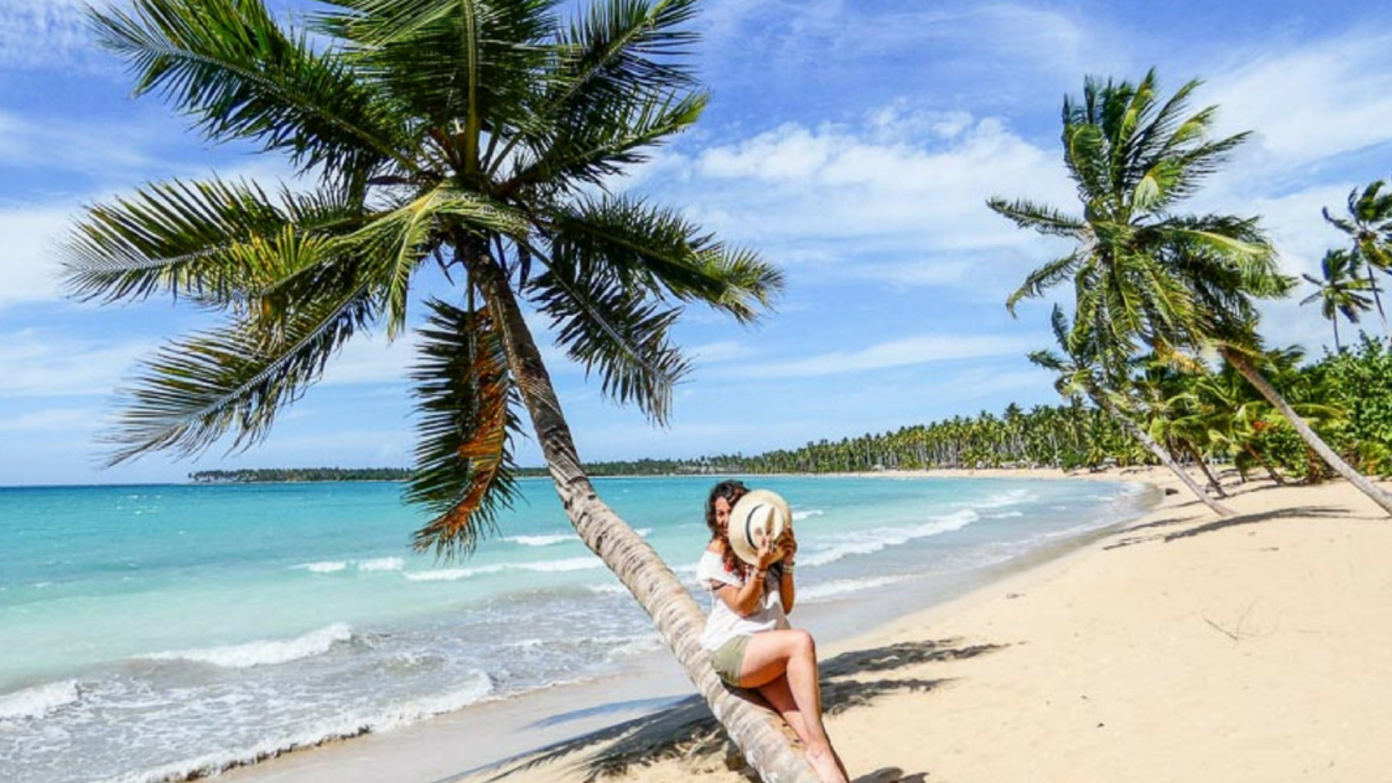 et reposez-vous sur les plages de sable blanc entourées de cocotiers !