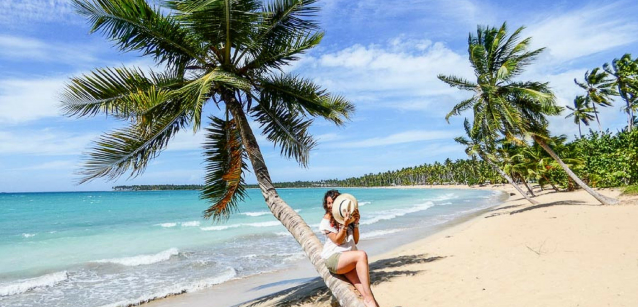 et reposez-vous sur les plages de sable blanc entourées de cocotiers !