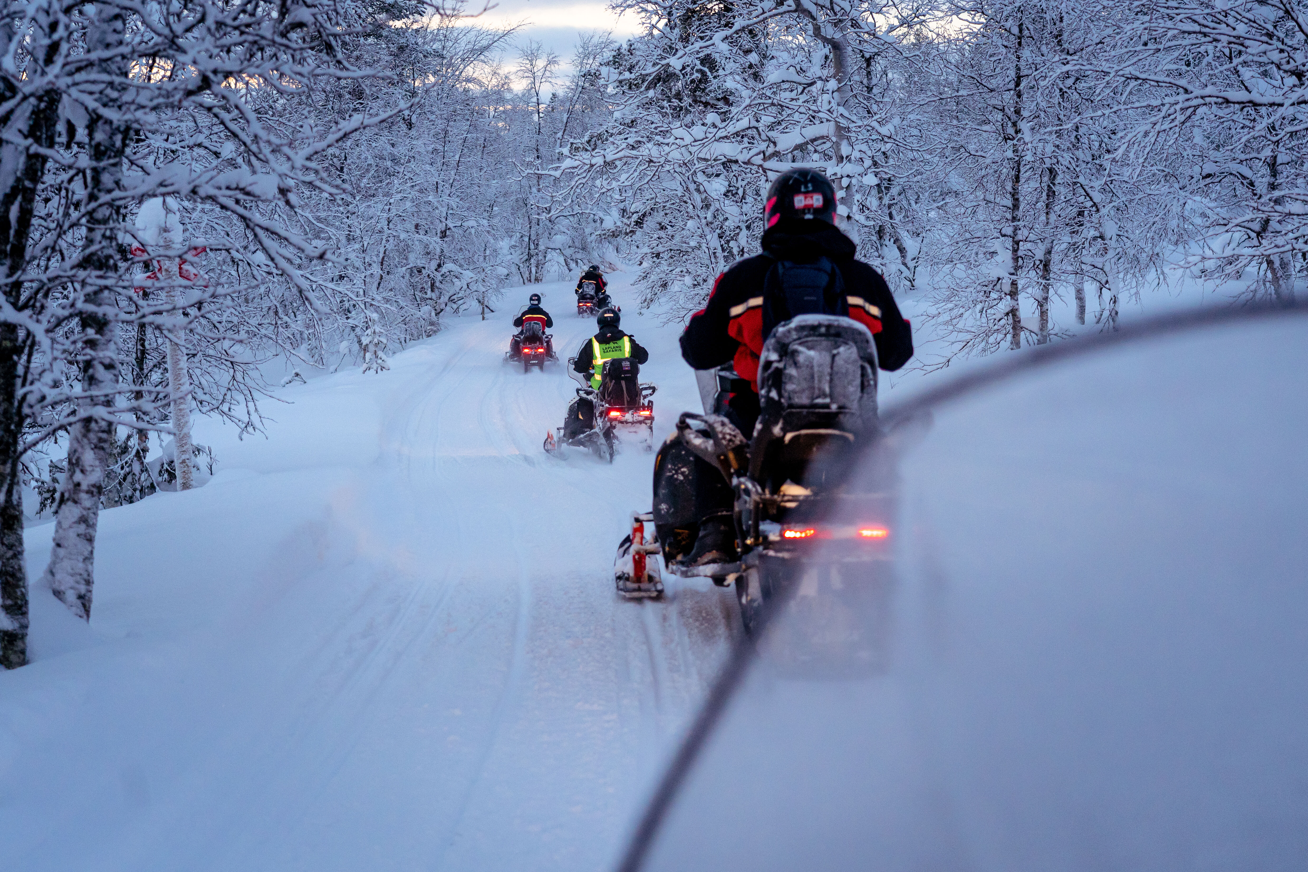 Visite du village de neige et de glace en motoneige (jour 5)